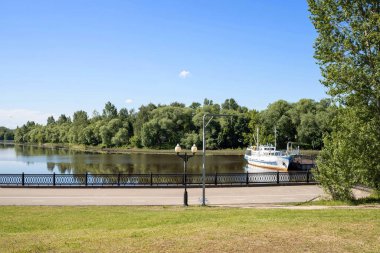 Yaroslavl 'daki Volga ve Kotorosl seti üzerindeki parkın güzel peyzajı.