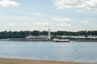 Yaroslavl, Volga seti, nehirden manzara, tarihi binalar, Yaroslavl 'daki ilk taş kilise olan St. Nicholas nadeina Kilisesi. İsa 'nın Doğumu Kilisesi. 17. yüzyıl. Volga 'da motorlu gemiler.