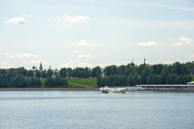 Yaroslavl, Volga seti, nehirden manzara, tarihi binalar, Yaroslavl 'daki ilk taş kilise olan St. Nicholas nadeina Kilisesi. İsa 'nın Doğumu Kilisesi. 17. yüzyıl. Volga 'da motorlu gemiler.