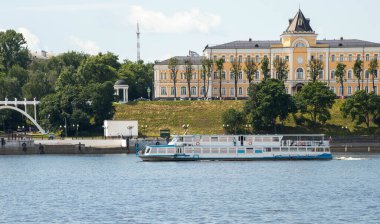 Yaroslavl. Tarihi binalar; 18.-19. yüzyıl; Volga seti, nehir manzarası. Tarihi binalar, ruhsal rütbesi yüksek kızlar için okul binası. Yaz günü.