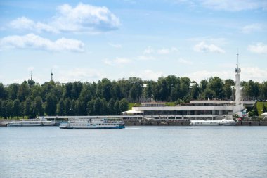 Yaroslavl, Volga seti, nehirden manzara, tarihi binalar, Yaroslavl 'daki ilk taş kilise olan St. Nicholas nadeina Kilisesi. İsa 'nın Doğumu Kilisesi. 17. yüzyıl. Volga 'da motorlu gemiler.