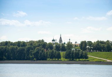 Yaroslavl, Volga seti, nehirden manzara, tarihi binalar, Yaroslavl 'daki ilk taş kilise olan St. Nicholas nadeina Kilisesi. İsa 'nın Doğumu Kilisesi. 17. yüzyıl. Volga 'da motorlu gemiler.
