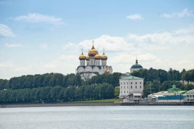 Yaroslavl. Varsayım Katedrali ve Volga Arsenal Kulesi. Nehrin manzarası. Bulutlu yaz günü