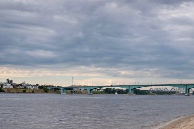Rusya 'nın altın yüzüğü. Yaroslavl 'da güneşli bir yaz günü. Volga nehrinin kıyısında. Volga üzerinde otomobil ve demiryolu köprüsü