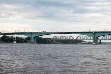 Rusya 'nın altın yüzüğü. Yaroslavl 'da güneşli bir yaz günü. Volga nehrinin kıyısında. Volga üzerinde otomobil ve demiryolu köprüsü