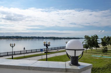 Yuvarlak parlak fener yakın plan. Yaroslavl 'daki Volga ve Kotorosl seti üzerindeki parkın güzel peyzajı.