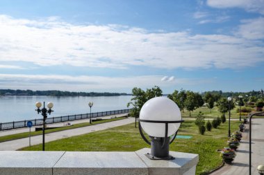 Yuvarlak parlak fener yakın plan. Yaroslavl 'daki Volga ve Kotorosl seti üzerindeki parkın güzel peyzajı.