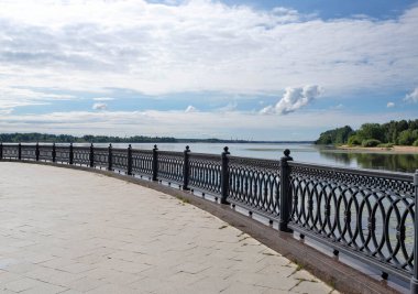 Yaroslavl. Kotorosl nehrinin Volga 'ya aktığı yer. Yaroslavl 'ın oku. Nehir genişliyor, ılık yaz sabahı