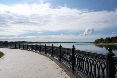 Yaroslavl. Kotorosl nehrinin Volga 'ya aktığı yer. Yaroslavl 'ın oku. Nehir genişliyor, ılık yaz sabahı