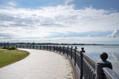 Yaroslavl. Kotorosl nehrinin Volga 'ya aktığı yer. Yaroslavl 'ın oku. Nehir genişliyor, ılık yaz sabahı