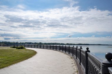 Yaroslavl. Kotorosl nehrinin Volga 'ya aktığı yer. Yaroslavl 'ın oku. Nehir genişliyor, ılık yaz sabahı