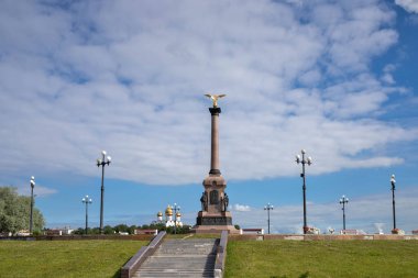 Yaroslavl Strelka 'sında parlak bir yaz günü Yaroslavl' da Volga ve Kotorosl seti üzerinde güzel bir peyzaj. Varsayım katedrali