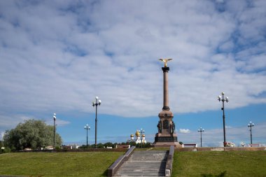 Yaroslavl Strelka 'sında parlak bir yaz günü Yaroslavl' da Volga ve Kotorosl seti üzerinde güzel bir peyzaj. Varsayım katedrali