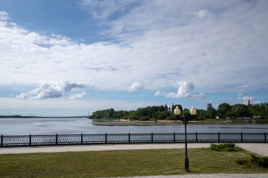 Yaroslavl. Kotorosl nehrinin Volga 'ya aktığı yer. Yaroslavl 'ın oku. Nehir genişliyor, ılık yaz sabahı
