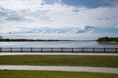 Yaroslavl. Kotorosl nehrinin Volga 'ya aktığı yer. Yaroslavl 'ın oku. Nehir genişliyor, ılık yaz sabahı