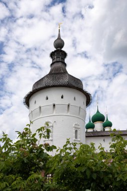 Yaroslavl bölgesi. Rostov. Rostov Kremlin. Evangelist Aziz John Kilisesi, 17. yüzyıl. Güneşli bir yaz günü. Kule
