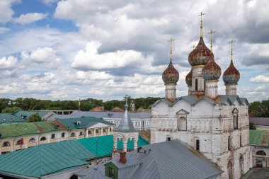 Yaroslavl bölgesi; Rostov; Rostov Kremlin 'de yaz günü. Merhametli Kurtarıcı Kilisesi açık arttırmada; 17. yüzyıl. Yaz günü