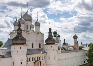 Yaroslavl bölgesi; Rostov; Rostov Kremlin 'de yaz günü. Diriliş Kilisesi, 17. yüzyıl. Yaz günü