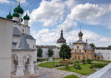 Yaroslavl bölgesi. Rostov. Rostov Kremlin. Evangelist Aziz John Kilisesi, 17. yüzyıl. Güneşli yaz günü