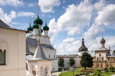 Yaroslavl bölgesi; Rostov; Rostov Kremlin 'de yaz günü. Tanrı 'nın annesi Odigitria' nın ikonu Kilisesi; 17. yüzyıl; Moskova Barok güneşli yaz günü