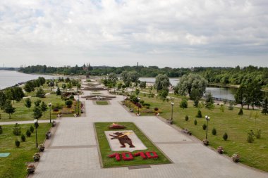 Yaroslavl 'daki Volga ve Kotorosl seti üzerindeki parkın güzel peyzajı.