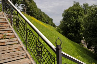 Yaroslavl. Volga seddindeki eski güzel çitler. Parlak bir yaz günü. Çitin içinden çiçekler.