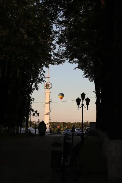 Yaroslavl Volga Embankment River Station 하늘에 뜨거운 빛나는 망대가 하늘을 — 스톡 사진