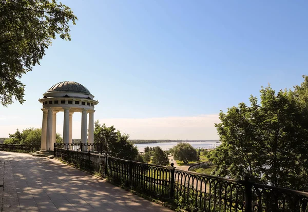 여름의 Volga Embankment 로슬라블의 진주이다 — 스톡 사진