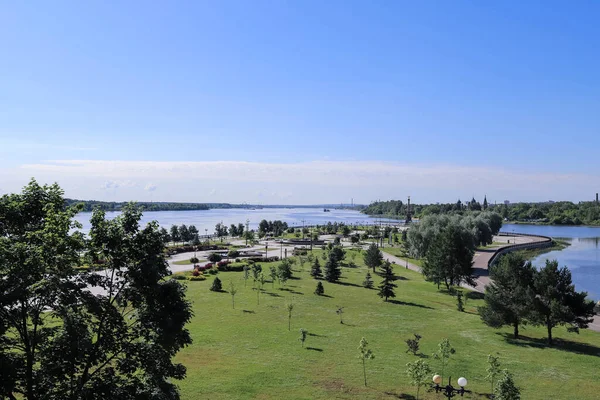 ヤロスラヴルのヴォルガ川とコトロス川の堤防上の公園の美しい景観 — ストック写真