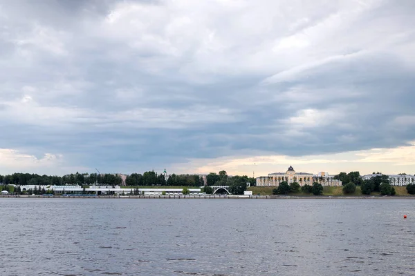 Yaroslavl Historické Stavby Století Nábřeží Volhy Pohled Řeky Historické Budovy — Stock fotografie