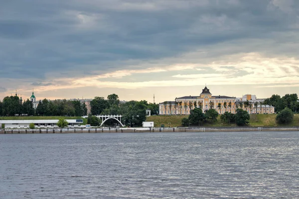Yaroslavl Edificios Históricos Siglo Xviii Xix Terraplén Del Volga Vista —  Fotos de Stock