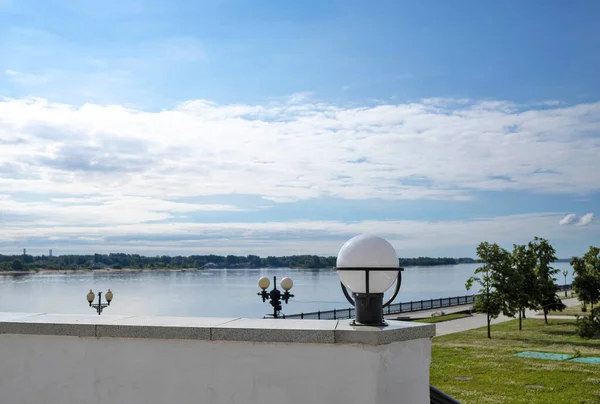 Rund Glänsande Lykta Närbild Vacker Landskapsarkitektur Parken Vallen Volga Och — Stockfoto