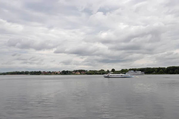 Yaroslavl Tükürüğü Yakınlarındaki Volga Nehri Nde Bir Gemi Volga Nehir — Stok fotoğraf