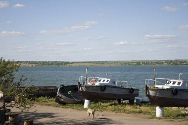 Nehir banka ve eski paslı tekneler. Nehir kıyısında güzel manzara. ve temiz hava.