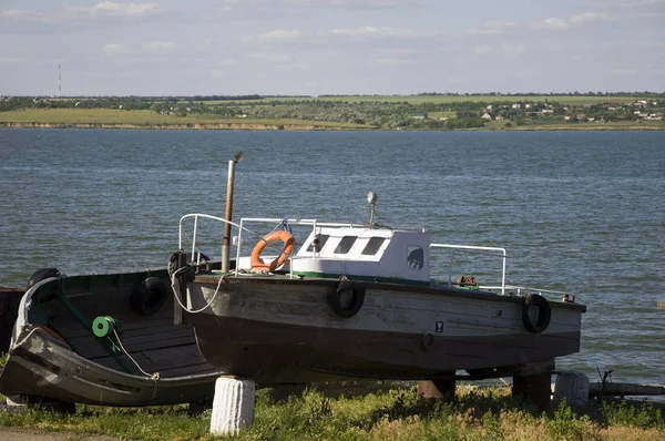 River Bank Old Rusty Boats — Stock Photo, Image