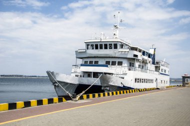 Denizin terminal yolcu iskelede bir mesire Katamaran. Deniz ve orta boyutta istikrarlı. Her şey için dinlenme ve geziler kıyı boyunca. Bir beyaz renk kasa. Güçlü bağlama halatlar ve bir tele - radyo anteni kontrol odasında .