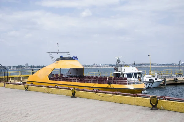 Boat Walking Moored Pier Passenger Terminal Port Bright Yellow Boat — Stock Photo, Image