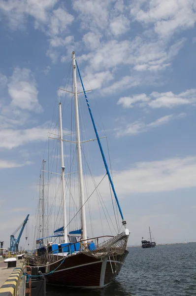 Yate Marino Está Amarrado Forma Segura Muelle Terminal Pasajeros Del — Foto de Stock