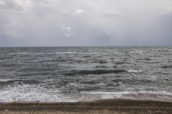 Pequeñas Olas Costa Del Mar Negro Cielo Nublado Con Nubes — Foto de Stock