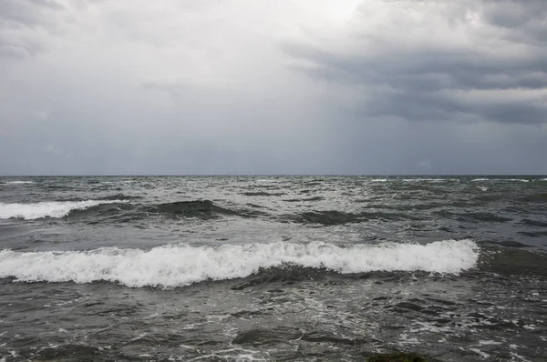 Malé Vlny Pobřeží Černého Moře Zatažené Obloze Šedivé Mraky Bílá — Stock fotografie