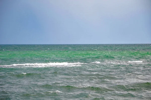 Pobřeží Černého Moře Surf Lehký Vánek Malé Vlny Bílou Pěnou — Stock fotografie