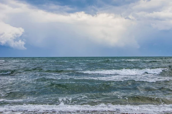바다의 해안입니다 서핑입니다 바람입니다 물에서 거품으로 녹색의 색입니다 우울한 구름입니다 — 스톡 사진