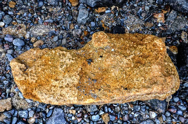 Denizin kenarında plajda çok renkli taşlar. Deniz çakıl taşları vardır. Harika renkler.