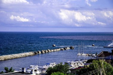 Yatların demirli olduğu körfezin üst kısmındaki manzara Karadeniz kıyısındaki panoramik görüntü.