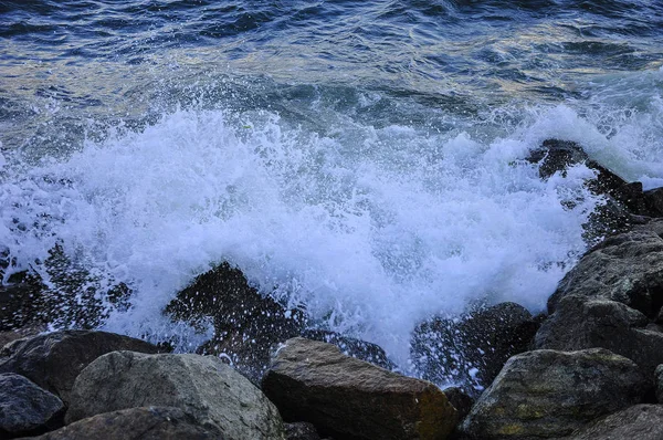 Mořská Vlna Bílé Pěnivý Vlny Odrážejí Kamenů — Stock fotografie
