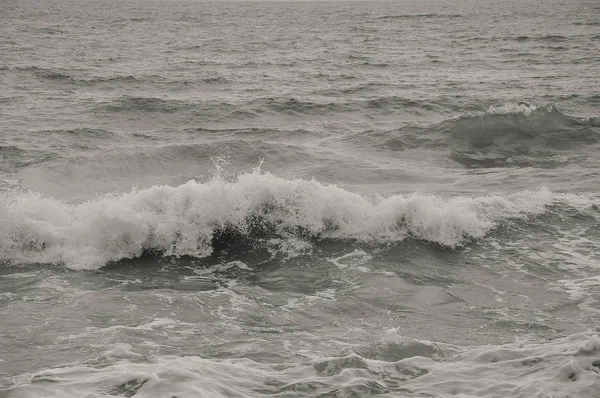 海浪近在咫尺 灰水和泡沫飞溅 — 图库照片
