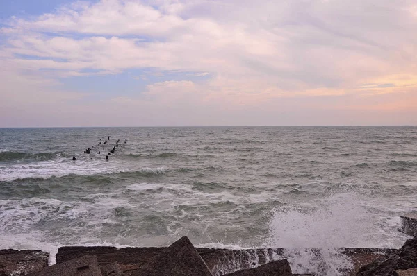 Pohled Moře Nábřeží Rozbité Kameny Zbytky Molo Krásné Obzorové Čáry — Stock fotografie