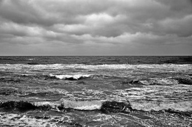 Dalgalar. Bulutlu gri ufuk çizgisi. Karadeniz. Deniz arka plan siyah ve beyaz dokulu.