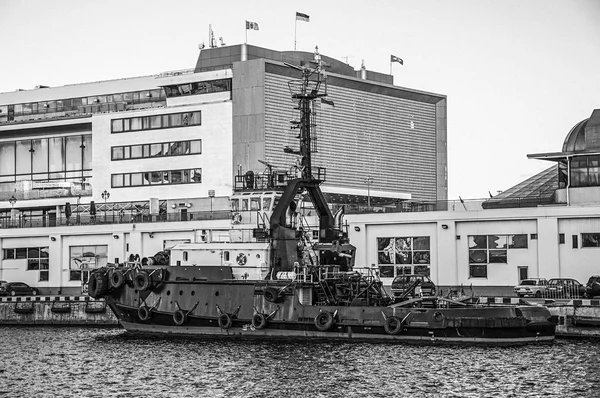 Tirón Mar Cerca Fondo Blanco Negro Amarrado Amarradero — Foto de Stock