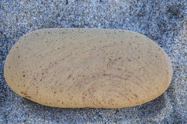 Taş dokusu. Deniz kum plaj arka planı sarımsı bir taş.